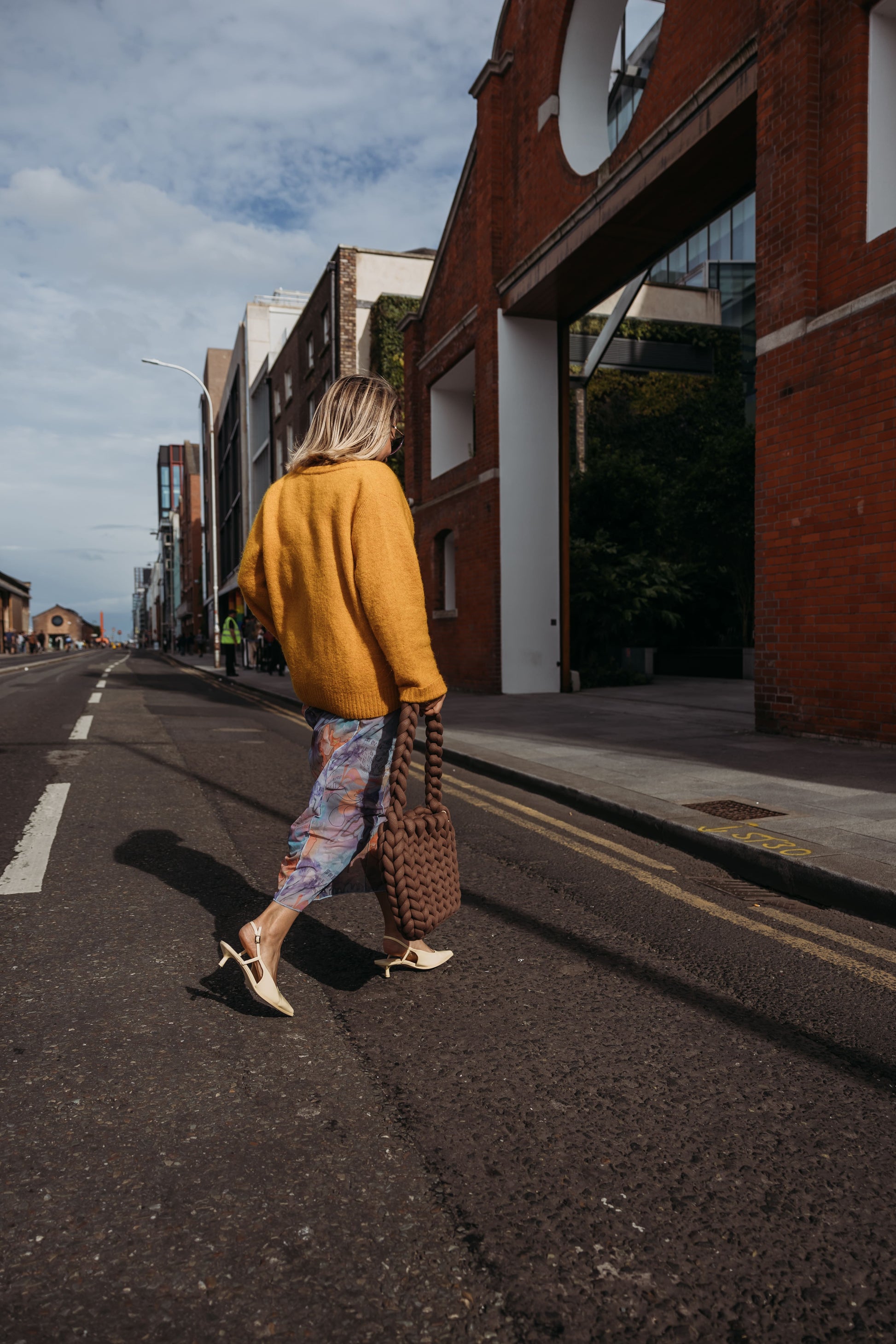 velvet handbag, chunky velvet bag, statement handbag, designer velvet bag, luxury soft bag, handmade velvet bag, unique fashion bag, trendy soft bag, machine washable handbag, elegant evening bag, soft chunky velvet handbag for everyday wear, handmade statement bag with a long handle, luxury machine washable bag for special occasions, unique velvet crossbody bag for women, fashion-forward plush bag with scarf